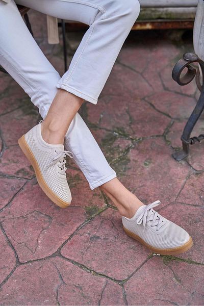 Madamra Beigefarbene, strukturierte Mesh-Sneaker für Damen