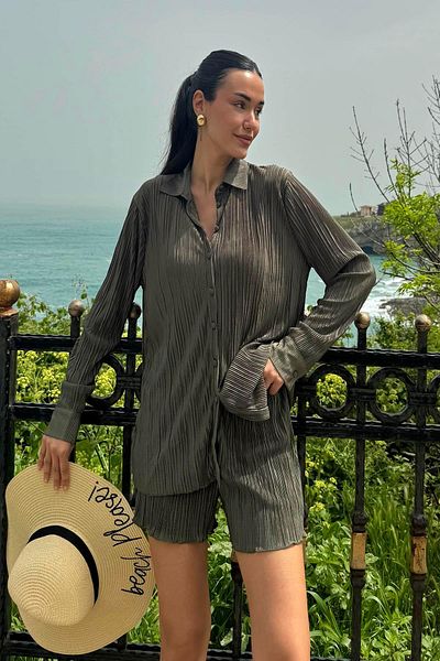 FOR YOU MODA 2-Piece Pleated Shirt and Shorts Green Set