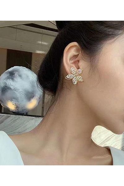 Pelin Aksesuar حلق بتصميم زهرة مع حلزوني كريستالي من الداخل