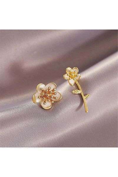 Pelin Aksesuar Cream Flower Asymmetric Earrings