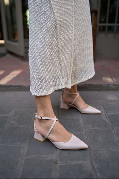 Madamra Beigefarbene Damenschuhe mit überkreuzten Riemen und Absatz