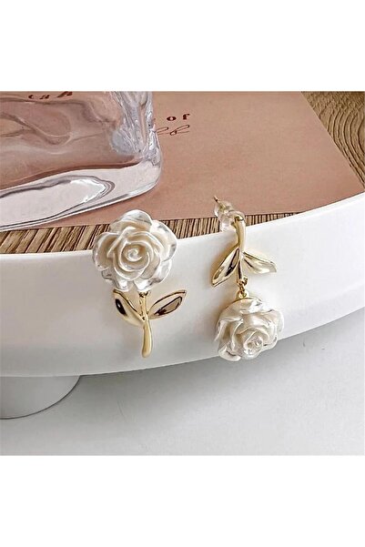 Pelin Aksesuar Beyaz Çiçekli Asimetrik Küpe