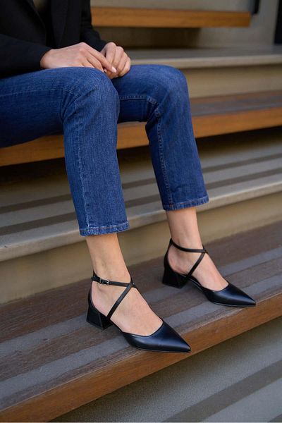 Madamra Schwarze Damen-Schuhe mit überkreuzten Riemen und Absatz