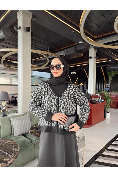 Melike Tatar سترة تريكو سوداء بطبعة الفهد 32-7023