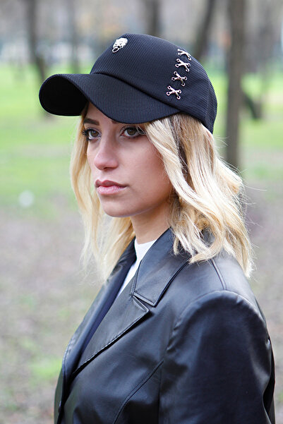 Bay Şapkacı السيد هاتشر - قبعة سوداء مع شعار الأسد