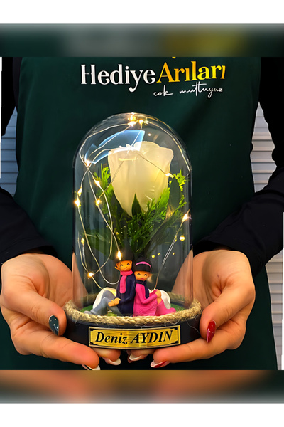 hediye arıları Kişiye Özel İsimli Led Işıklı Fanus - Beyaz Güllü ve Sevgili B...