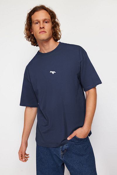 Trendyol Collection Indigoblaues, übergroßes T-Shirt mit kurzen Ärmeln und Dinosaurier-Stickerei - TMNSS23TS00243