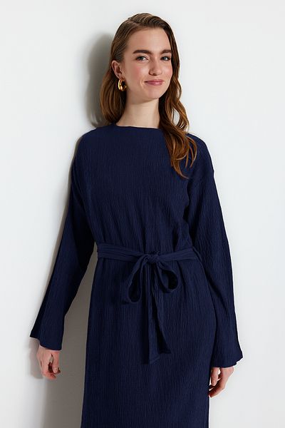 Trendyol Modest Marineblaues, gewebtes Crinkle-Kleid mit Gürtel TCTSS23EB00043
