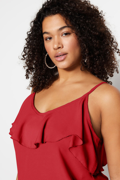 Trendyol Curve Rote, gewebte Bluse mit Volantkragen und verstellbaren Trägern in Übergröße TBBSS22AF0023