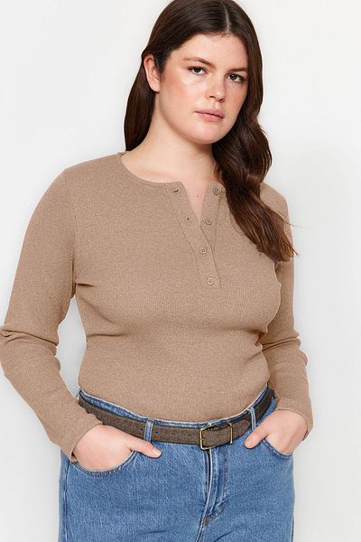 Trendyol Curve Nerzfarbene, einfarbige Basic-Strickbluse mit Rundhalsausschnitt TBBAW24AF00039