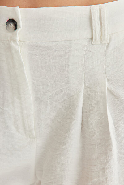 Trendyol Collection Λευκό υφαντό σορτς με μπούκλες TWOSS21SR0146