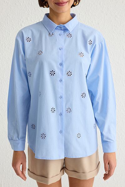 Trendyol Collection Cămașă albastru deschis cu broderie în față, obișnuită, cu croiala normală TWOSS25GO00014