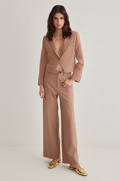 Trendyol Collection Beigefarbene Crop-Blazer-Jacke – One-Button, TWOSS25BC00010