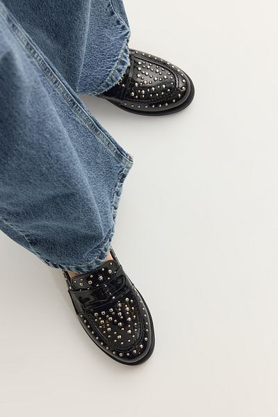 TRENDYOL SHOES Flache Damen-Loafer-Schuhe aus schwarzem Lackleder mit Troc-Stein TAKSS25LA00003