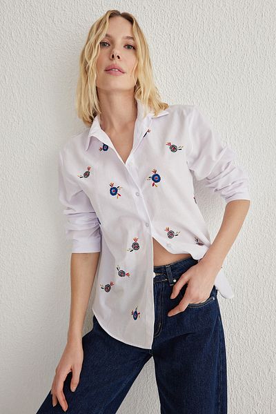 Trendyol Collection Biała koszula z haftem na całości, oversize, szeroka, tkana, Twoss25Go00094