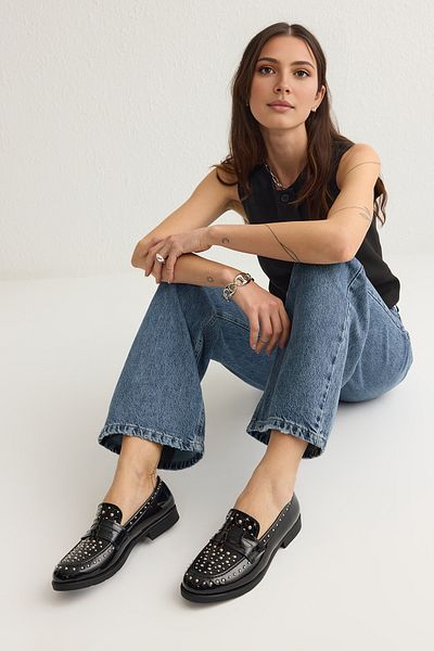 TRENDYOL SHOES Flache Damen-Loafer-Schuhe aus schwarzem Lackleder mit Troc-Stein TAKSS25LA00003