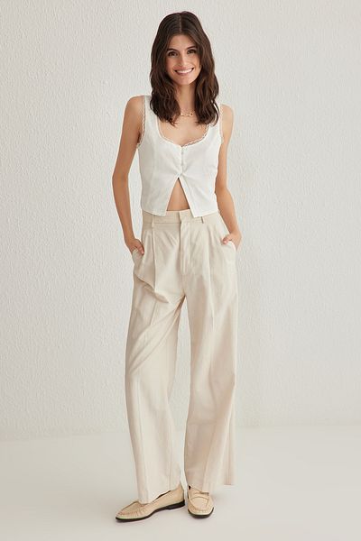 Trendyol Collection Weiße Crop-Webbluse mit quadratischem Ausschnitt und Riemen TWOSS25BZ00118