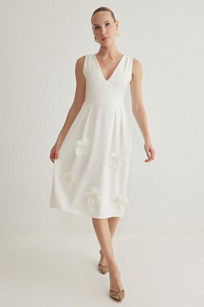Trendyol Collection Λευκό κομψό βραδινό φόρεμα με λαιμόκοψη σε V-λαιμόκοψη TPRSS25EL00075
