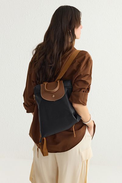 TRENDYOL SHOES Dámský černý dámský batoh se zapínáním na zip a patentem Takaw25Oc00018