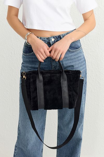 TRENDYOL SHOES Fekete műszőrme mini táska női táska TAKAW25OC00009