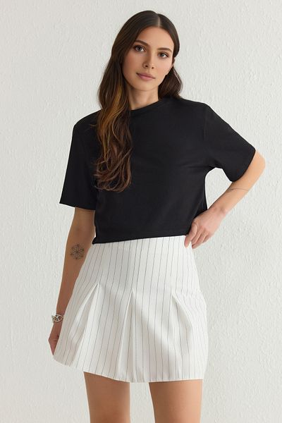 Trendyol Collection Weißer, gestreifter, plissierter Mini-Webrock TWOSS25ET00080