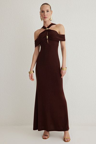 Trendyol Collection Braunes, figurbetontes, detailliertes, gestricktes, langes, stilvolles Abendkleid TPRSS25AE00015