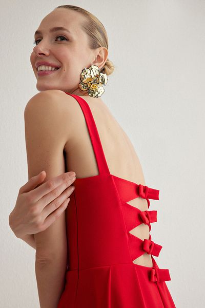 Trendyol Collection Rotes, gewebtes, langes, stilvolles Abendkleid mit A-Ausschnitt und Abschlusskleid TPRSS25AE00020