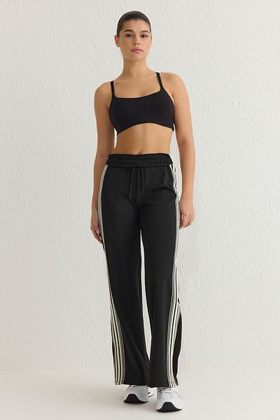 Trendyol Collection Schwarz gestreifte Sport-Jogginghose aus Scuba-Stoff – THMSS25EA00006