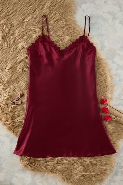 Trendyol Curve Burgunderrotes, gerafftes, gewebtes Satin-Nachthemd TBBSS24CH00016