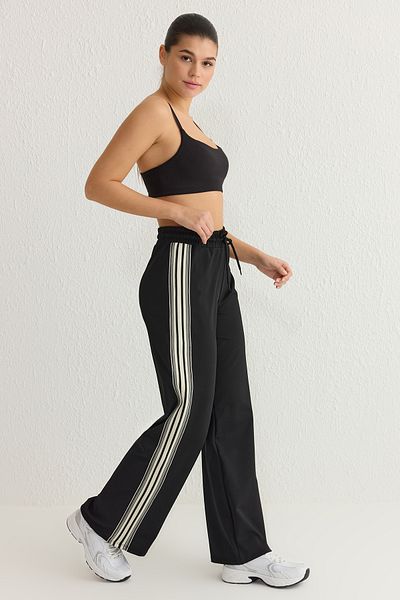 Trendyol Collection Schwarz gestreifte Sport-Jogginghose aus Scuba-Stoff – THMSS25EA00006