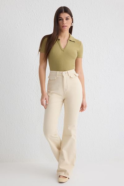 Trendyol Collection Ecrufarbene, detaillierte, ausgestellte Jeans mit hoher Taille und Taschenbezug TWOSS25JE00170