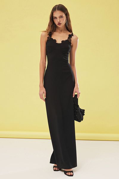 Trendyol Collection Schwarzes, figurbetontes, gewebtes, langes, stilvolles Abendkleid mit Spitzendetail TPRSS25AE00037