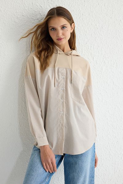 Trendyol Modest Beigefarbene, übergroße, gestreifte Strick-Tunika mit 2 Fäden TCTSS25UK00003