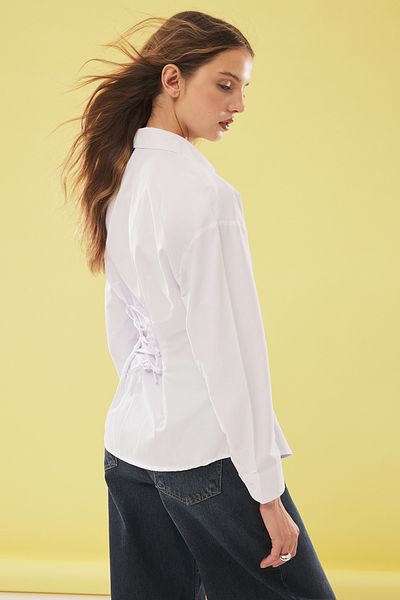 Trendyol Collection Bílá košile s kravatou v pase a detailem korzetu Twoss25Go00081