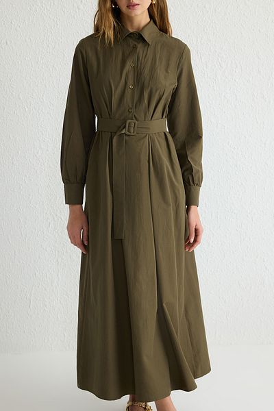 Trendyol Modest Khakifarbenes, gewebtes Kleid mit Hemdkragen und Stoffgürtel TCTSS25EB00006