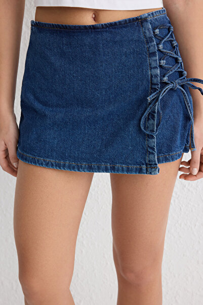 Trendyol Collection Kék fűzős részlet normál derekú mini farmer rövidnadrág szoknya TWOSS25SR00048