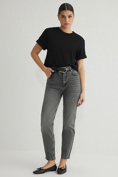 Trendyol Collection Graue, bequeme Mom-Jeans mit hoher Taille TWOSS25JE00093