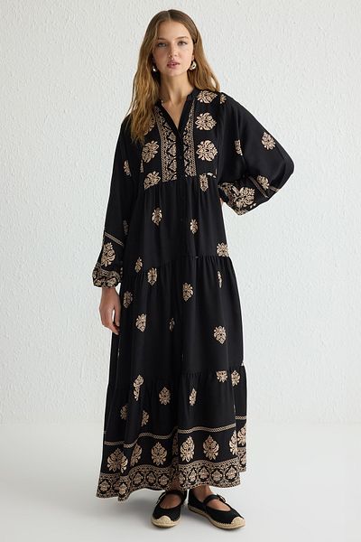 Trendyol Modest Schwarzes Viskose-Kleid mit V-Ausschnitt und ethnischem Muster TCTSS25EB00055