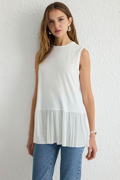 Trendyol Modest Ärmellose Strickbluse mit Falten - Weiß TCTSS25UK00005