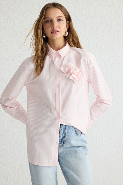 Trendyol Modest Rosa gestreiftes, gewebtes Hemd mit Blumendetail TCTSS25TG00013