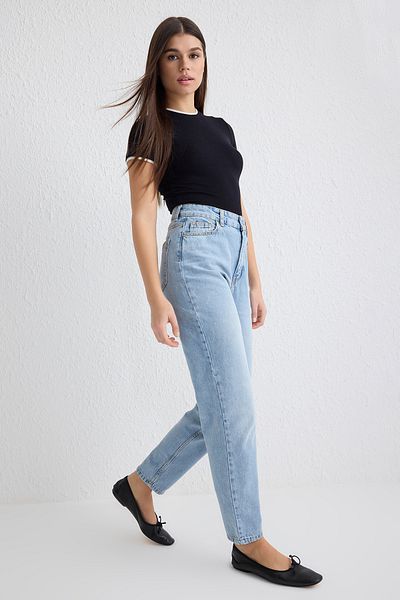 Trendyol Collection Hellblaue Mom-Jeans mit hoher Taille TWOSS25JE00136