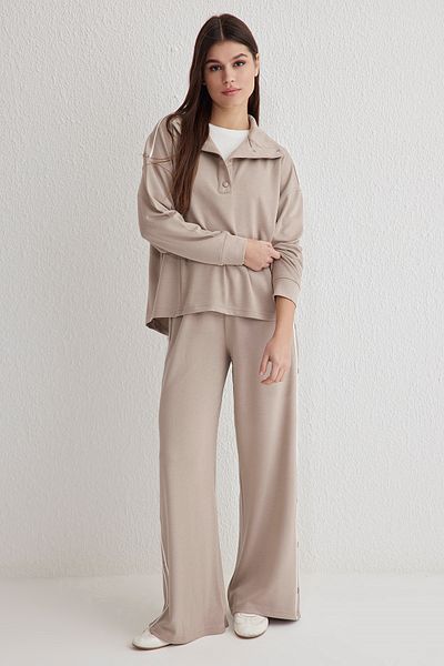 Trendyol Modest Nerzfarbenes Trainingsanzug-Set mit weichen Knöpfen und Paspelierung TCTSS25EN00001