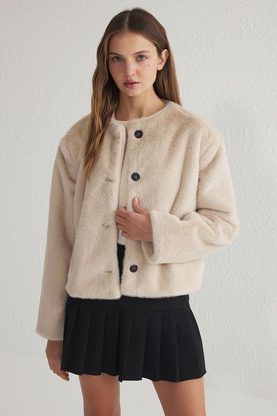 Trendyol Collection Ecrufarbener Pelzmantel – normale Passform TWOSS25MO00033