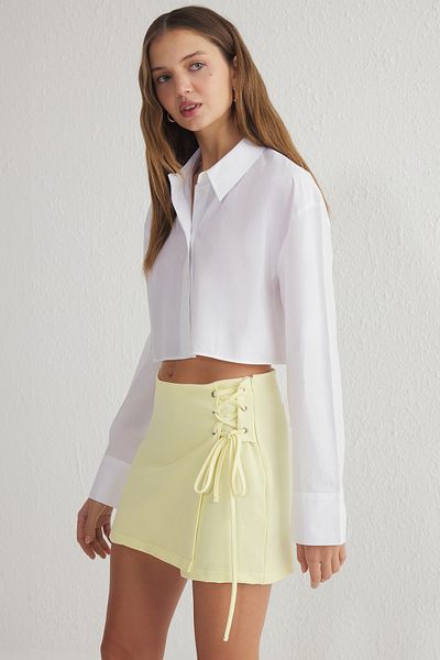 Trendyol Collection Gewebter Shorts-Rock mit gelber Schnürung und Ösendetails TWOAW21SR0038
