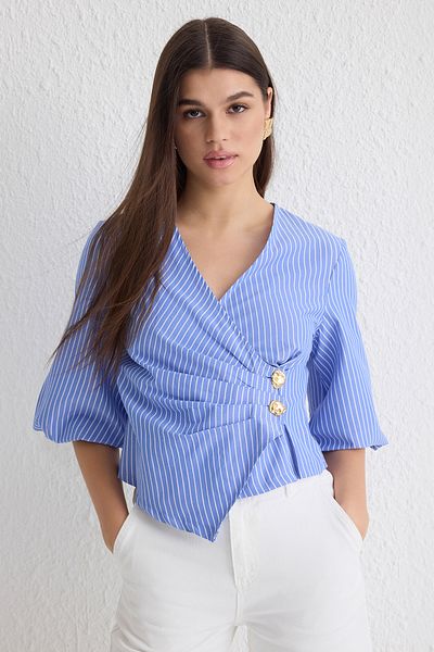Trendyol Collection Blaue zweireihige gestreifte Webbluse TWOSS25BZ00170