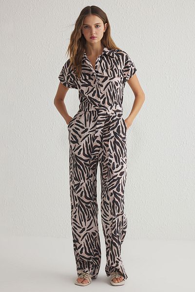 Trendyol Collection Overall mit Viskose-Print – mit Gürtel, abstrakt, elastische Taille, mehrfarbig – TWOSS25TU00007