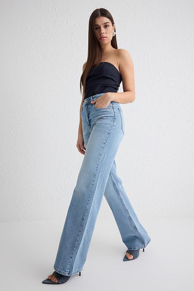 Trendyol Collection Hellblaue Jeans mit hoher Taille und weitem Bein TWOSS25JE00132