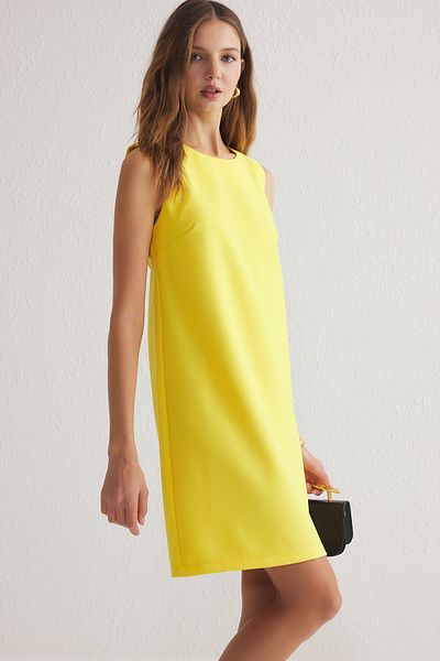 Trendyol Collection Gelbes, gerade geschnittenes Mini-Webkleid TWOSS19FG0063