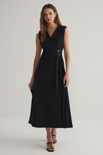 Trendyol Collection Schwarzer Rock mit offenem Bund und Accessoire-Detail, plissiertes Midi-Webkleid TWOSS25EL00143