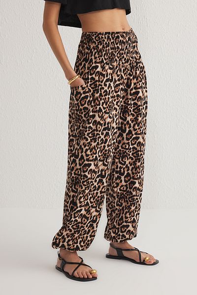 Trendyol Collection Baggyfarbene, gewebte Hose mit Leopardenmuster und Gummizug – TWOSS25PL00063
